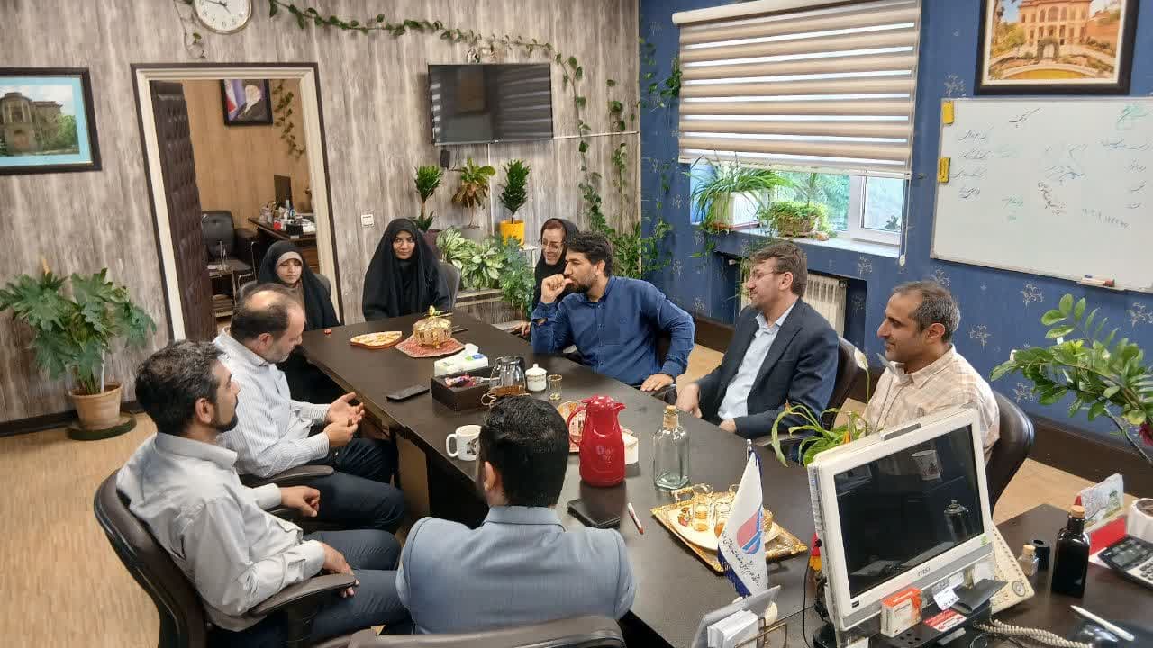 نشست صمیمانه رئیس دانشکده طب ایرانی و دانشجویان گروه تاریخ پزشکی دانشگاه علوم پزشکی ایران برگزار شد.